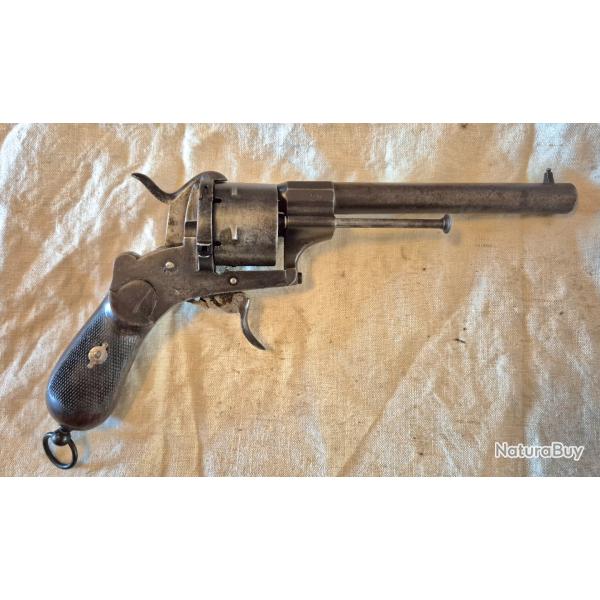 Revolver 12  mm a broche, trs bon etat d'origine et de fonctionnemen et t immense.