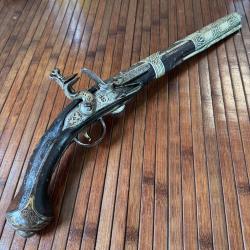 BEAU ET GRAND LUXUEUX PISTOLET D'ARÇON A SILEX OTTOMAN ORIENTAL  GARNITURES ET GRAVURES ARGENT XVlll