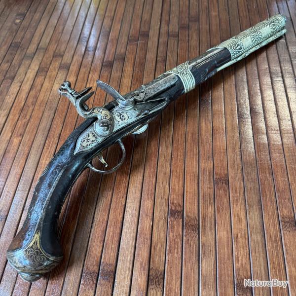 BEAU ET GRAND LUXUEUX PISTOLET D'ARON A SILEX OTTOMAN ORIENTAL  GARNITURES ET GRAVURES ARGENT XVlll
