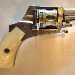 Revolver 6 coups 22 PERCUSSION CENTRALE, minuscule en bon etat de présentation et de fonctionnement