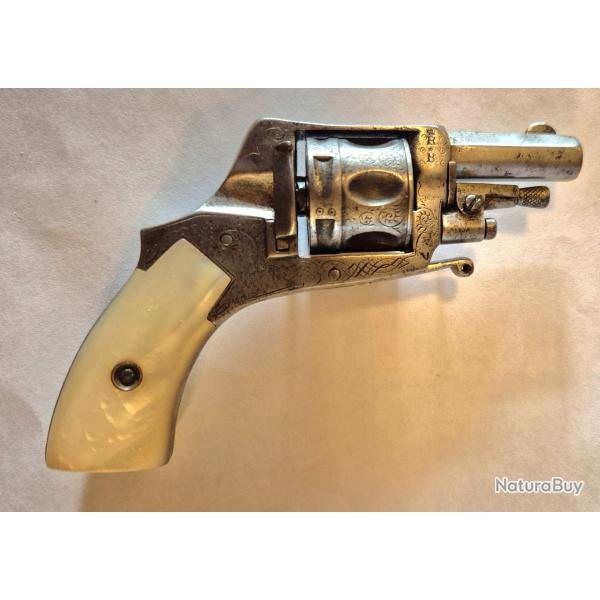 Revolver 6 coups 22 PERCUSSION CENTRALE, minuscule en bon etat de prsentation et de fonctionnement