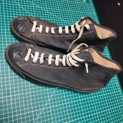 UTILISEES PAR LES COMMANDOS NORD VIETNAM CHAUSSURES DE SPORT AMERICAINES NOIRES, INDOCHINE
