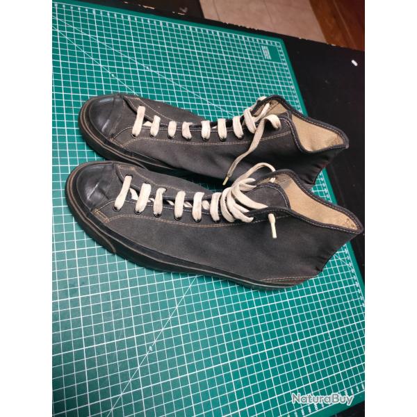 UTILISEES PAR LES COMMANDOS NORD VIETNAM CHAUSSURES DE SPORT AMERICAINES NOIRES, INDOCHINE