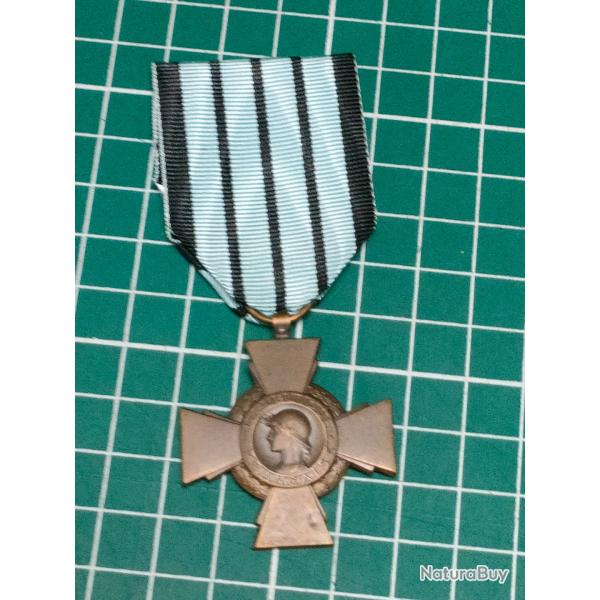 CROIX DU COMBATTANT RUBAN REGIME DE VICHY, ATTENTION CROIX CLASSIQUE SANS MILLESIME WW2 39/45
