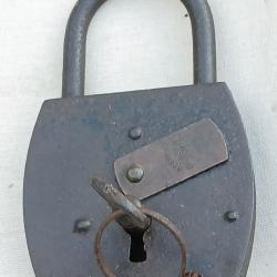 Ancien cadenas avec clé