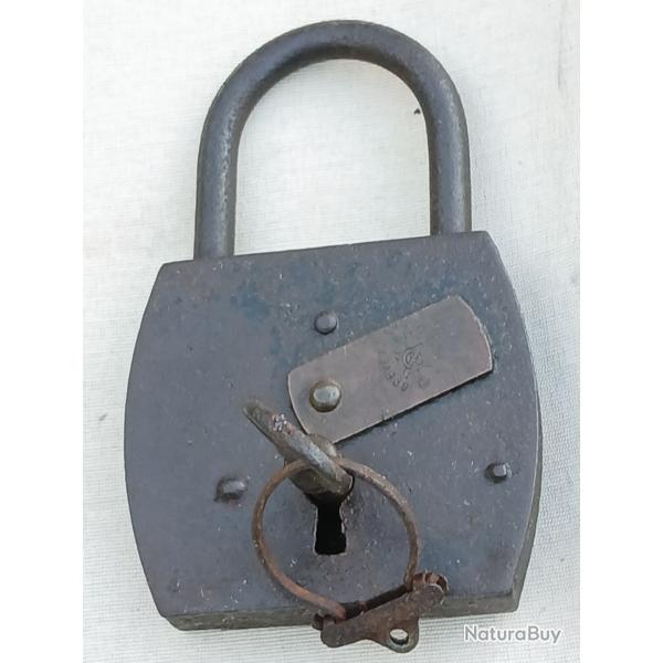 Ancien cadenas avec cl