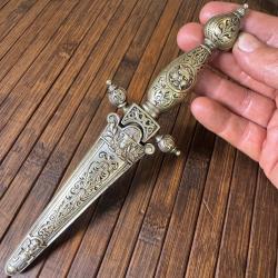 BELLE DAGUE XlX éme EN BRONZE ARGENTÉ CISELÉ ET AJOURÉ DE MOTIFS