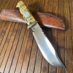 BEAU COUTEAU POIGNARD ARTISANAL MANCHE CORNE DE BELIER SCULPTÉ EN TETE D'AIGLE AVEC CROIX EN ARGENT