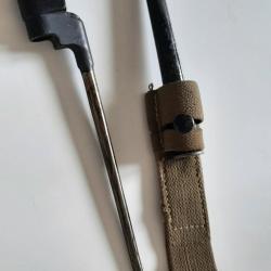Baionnette anglaise Lee Enfied n°4 MK II avec porte fourreau. Fourreau daté 1944. Très rare.