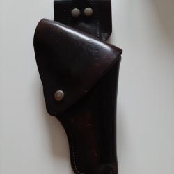 Très bel étui pour pistolet ou revolver. Cuir brun très épais. 17 cm de profondeur, 12 cm de largeur