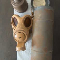 Masque à gaz civil français - daté 1939 - complet avec boîte et filtre