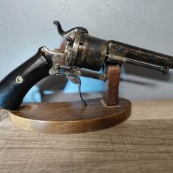 Révolver 9mm à broche Manufacture Saint Etienne barillet canon et bâti entièrement jaspé