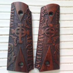 PAIRE DE PLAQUETTES EN BOIS POUR COLT 45,MODELE "VERITAS AEQUITAS"