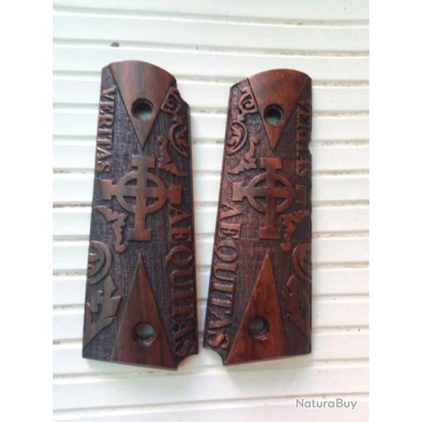 PAIRE DE PLAQUETTES EN BOIS POUR COLT 45,MODELE "VERITAS AEQUITAS"