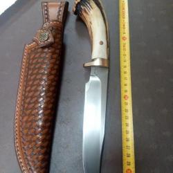 Couteau forgé par Daniel vally manche en bois de cerf américain etui  cuir sur coque en bois