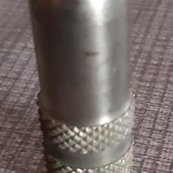 Bouchon pour valve pneu auto,  Laiton chromé, pas de marque . 3 bandes moletées. Longueur. 50mm, dia