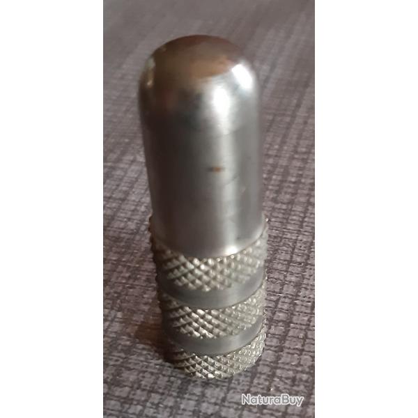 Bouchon pour valve pneu auto,  Laiton chrom, pas de marque . 3 bandes moletes. Longueur. 50mm, dia