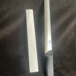Couteau pain / Génoise crantée Neuf manche abs