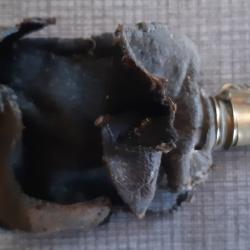 Poche à plombs en cuir. Vide. Le cuir est en mauvais état. Le bec verseur est fonctionnel