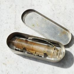 FRANCE 1940 - Service de santé - en verre en boite métallique ref MAY25SER001