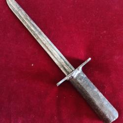 Poignard lourd réalisé avec une partie de sabre ? poignée artisanale - Couteau de combat ?