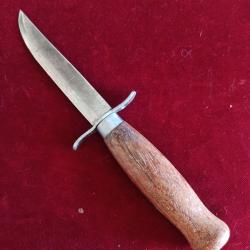 Poignard artisanal poignée bois, petite lame et garde métal - Couteau de combat ou de prostituée ?