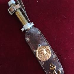 Poignard artisanal laiton et métal avec fourreau décoré Cléopâtre et ancre de marine, original ?