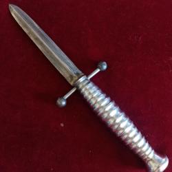 Poignard artisanal - morceau de lame d'épée et poignée lourde genre épée aussi Poignard de combat ?