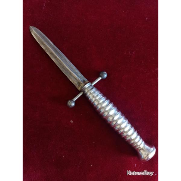 Poignard artisanal - morceau de lame d'pe et poigne lourde genre pe aussi Poignard de combat ?