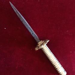 Poignard artisanal de type poinçon, lame triangulaire et petite garde ronde, poignée laiton.