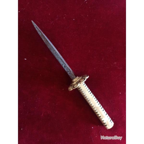 Poignard artisanal de type poinon, lame triangulaire et petite garde ronde, poigne laiton.