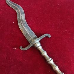 Poignard ethnique poignée métal et lame type yatagan, objet de décoration ?