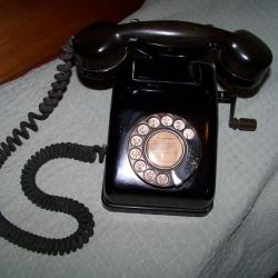 Ancien téléphone noir a magnéto "TELIC".. belle état cosmétique ...