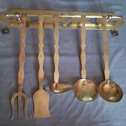 Anciens ustensiles de cuisine et leur présentoir, le tout en laiton