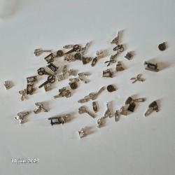 Lot de fer à repasser, d'épingles à nourrice, boutons, sèche cheveux, ciseaux, le tout en breloques