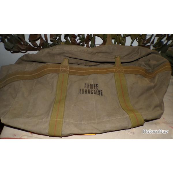 SAC A PARACHUTE ABIME DE L'ARMEE FRANCAISE , LES POIGNEES ONT ETE COUPEES , LES FERMETURES ECLAIRS F