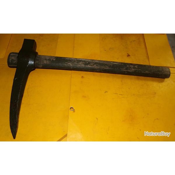 OUTIL : PIC PIOCHE AVEC MARQUAGE ACIER DE L'ARMEE FRANCAISE, LONGUEUR 45 CM POIDS 1,270 KILO   , FAB