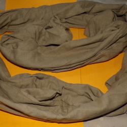 CHECHE BEIGE DE TRADITION MILITAIRE DE L'ARMEE FRANCAISE , LARGEUR 80 CM LONGUEUR 240 CM  , UN NOM E