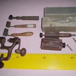 OBJETS DE CHASSE TROIS DOSETTES A POUDRE ET UN  OBJET EN BOITE A IDENTIFIER ?&1 SERTISSEUR(MANQUE DE