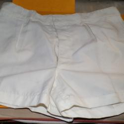 SHORT BLANC DE LA MARINE NATIONALE  DE L'ARMEE FRANCAISE , 1 POCHE SUR L'ARRIERE ET 2 POCHES SUR LES