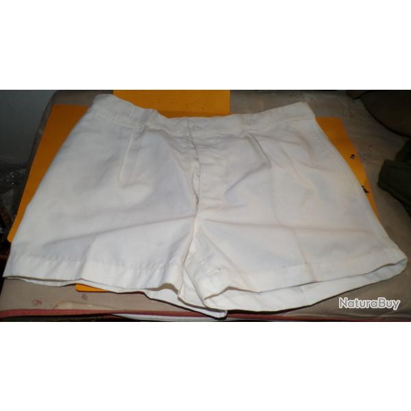 SHORT BLANC DE LA MARINE NATIONALE  DE L'ARMEE FRANCAISE , 1 POCHE SUR L'ARRIERE ET 2 POCHES SUR LES