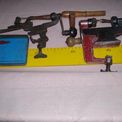 UN LOT D'OBJETS DE CHASSE DEUX DOSETTES A POUDRE DEUX SERTISSEURS 1Bourroir 1 Cartouche a broche vid