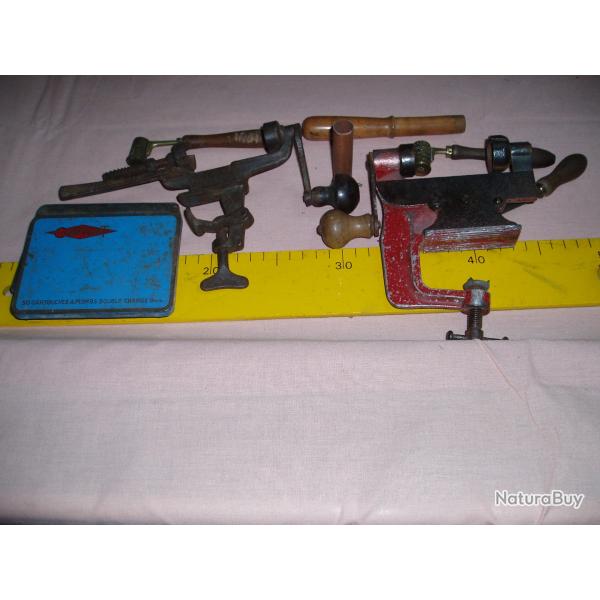 UN LOT D'OBJETS DE CHASSE DEUX DOSETTES A POUDRE DEUX SERTISSEURS 1Bourroir 1 Cartouche a broche vid