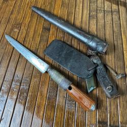 JOLIE COUTEAU ORIENTAL BOUSAADI LAME FORGÉE GRAVÉE MANCHE BOIS EXOTIQUE SANGLE DE SUSPENTE CUIR