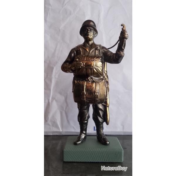 STATUETTE PARACHUTISTE EN REGULE