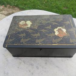 Ancienne grande bo&icirc;te en carton bouilli &agrave; d&eacute;cor japonisant repr&eacute;sentant des oies sauvages - (XIX&eacute;)