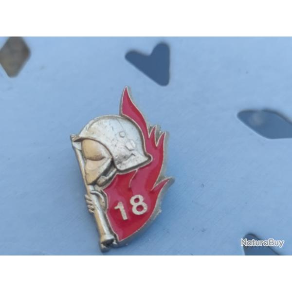 PINS SAPEUR POMPIER  AVEC LANCE FLAMME CASQUE CHIFFRE 18