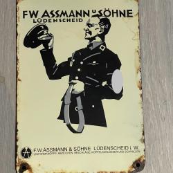 une plaque émaillée du fabricant de casquettes allemande assmann ww2