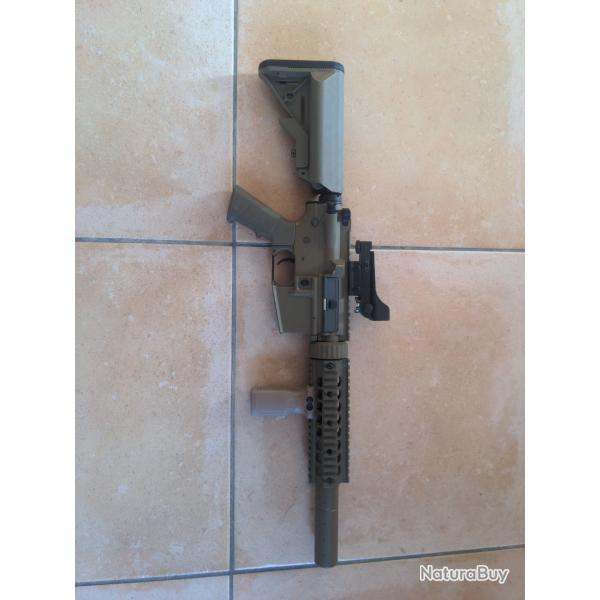 M4 AEG airsoft avec deux chargeurs et accessoires