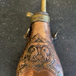 Ancienne poire à poudre , cuivre et laiton